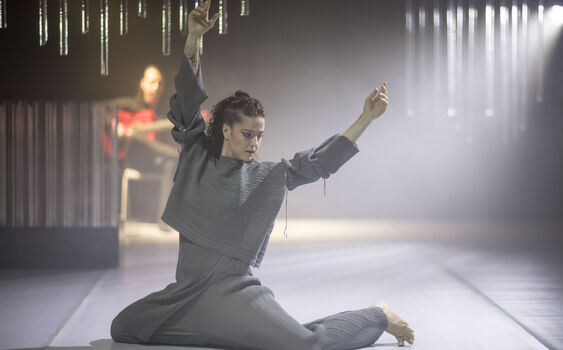 Václav Kuneš ve Smoke and Mirrors tvoří jako kouzelník v šeru kouře, za pomoci světelných skleněných objektů