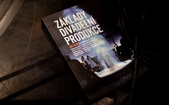 Kolektiv autorů DAMU vydal učebnici Základy divadelní produkce, která poslouží všem začínajícím divadelníkům
