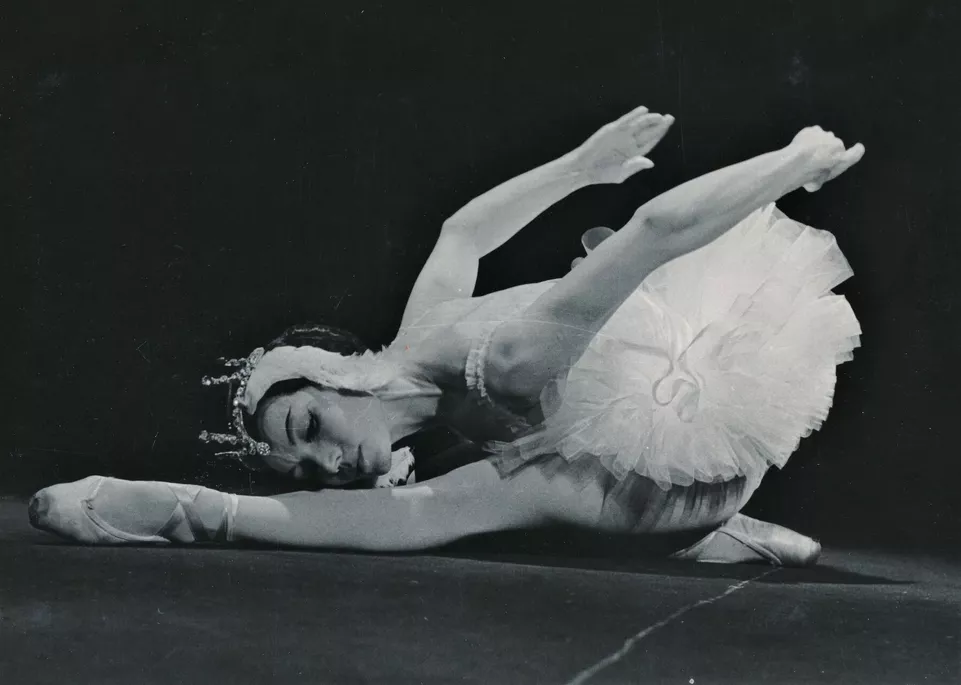 Vlasta Pavelcová jako Odetta v baletu Labutí jezero. Foto: František Krasl, zdroj: Archiv NDM.
