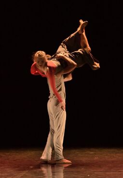 Místo na zemi. V kleci. Bohemia balet. Luisa Brychcínová a Matěj Šimůnek. Foto Ivo Dankovič. 