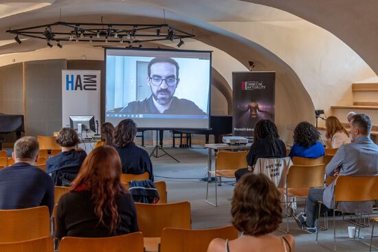 Damian Cortes Alberti and Rose Breuss: Notational studies - Danced movements beyond the opticopractocal space (online). Foto: Ladislav Beneš.