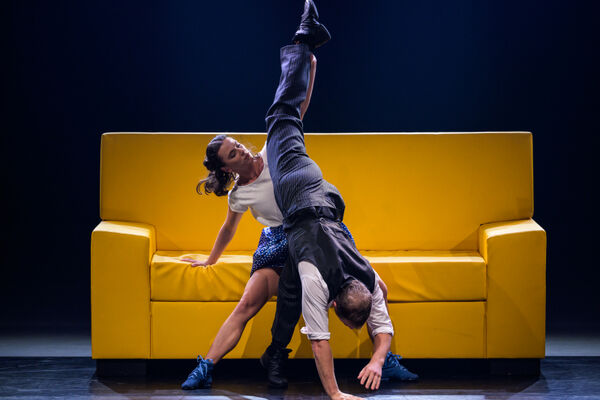 ČISTÁ RADOSTance. Sofa. Natalie Adamská a Mark Griffiths. 