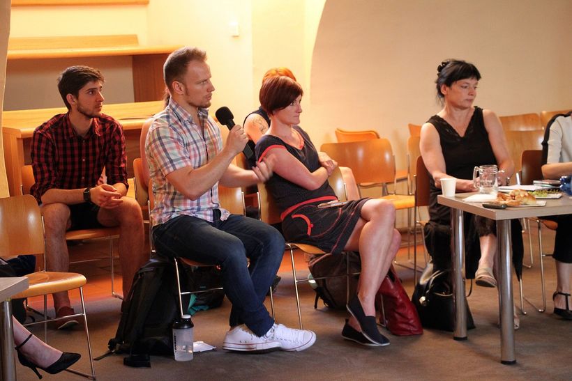 Josef Bartoš (s mikrofonem), Daniela Machová a Yvona Kreuzmannová na konferenci Tanec v kulturní politice. Foto: Ladislav Beneš.