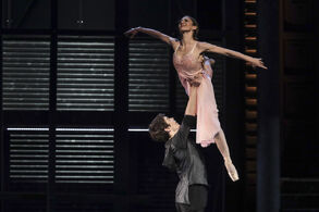 Romeo a Julie (Klaudia Radačovská a Arthur Abram). Foto: Ctibor Bachratý.