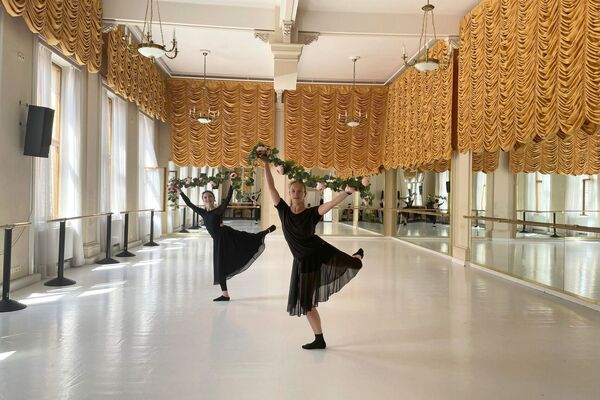 Bach Dansant, zkouška na sále (Veronika Rehbergerová a Barbora Šímová). Foto: H. Kazárová