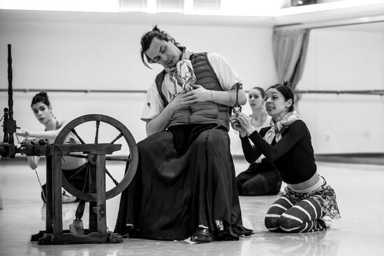 Marná opatrnost. Alina Nanu a Alexandre Katsapov na zkoušce. Foto: Martin Divíšek.