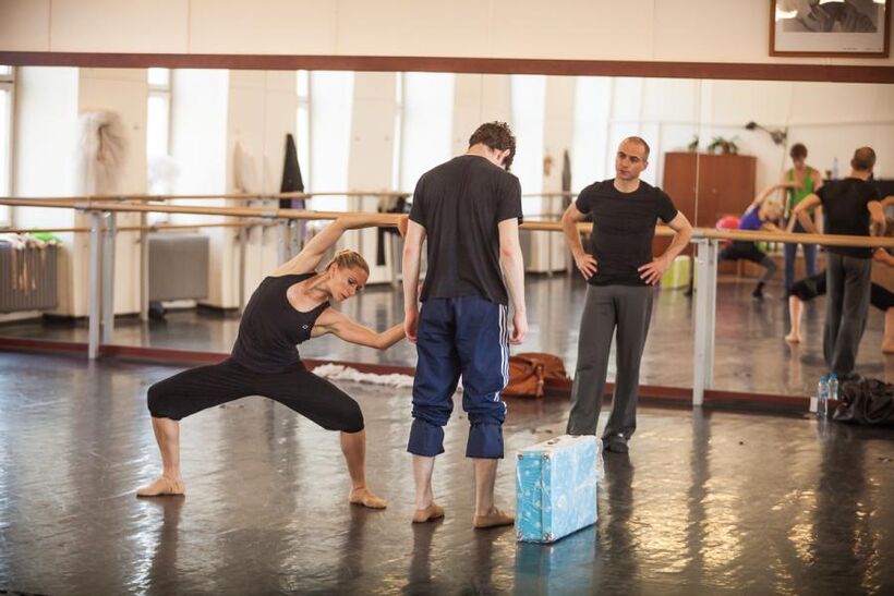 Zkouška Chvění (Petr Zuska, Ivona Jeličová, Arthur Abram). Foto Jakub Jíra