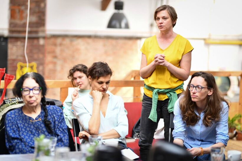 Lucie Kašiarová, Nina Vangeli, Andrea Opavská, Tereza Ondrová ve Studiu Alta, během debaty TA Zaostřeno na tanec. Foto: Michal Hančovský.