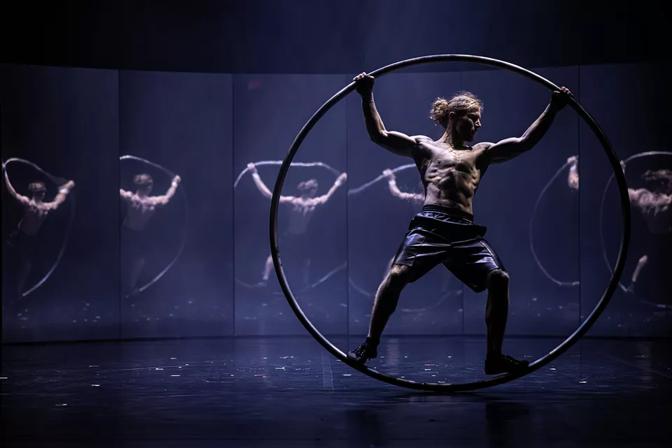 Cizinec. Losers Cirque Company. Foto: Pavel Hejny. 