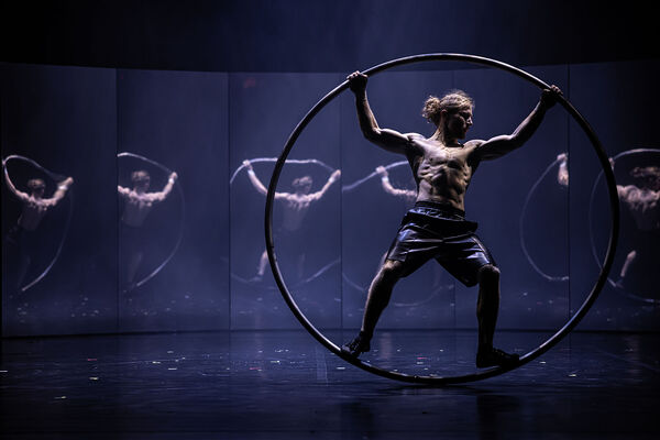 Cizinec. Losers Cirque Company. Foto: Pavel Hejny. 