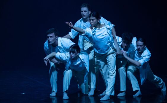 Nový triptych NdB 2 přináší zajímavá témata. Mladí, technicky vyspělí tanečníci je přesvědčivě ztvárňují