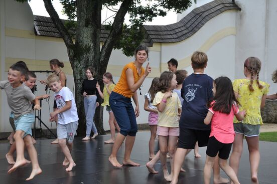Jana Bitterová s dětmi ze ZŠ Lhotky, prezentace na festivalu KoresponDance. Foto: archiv SE.S.TA.