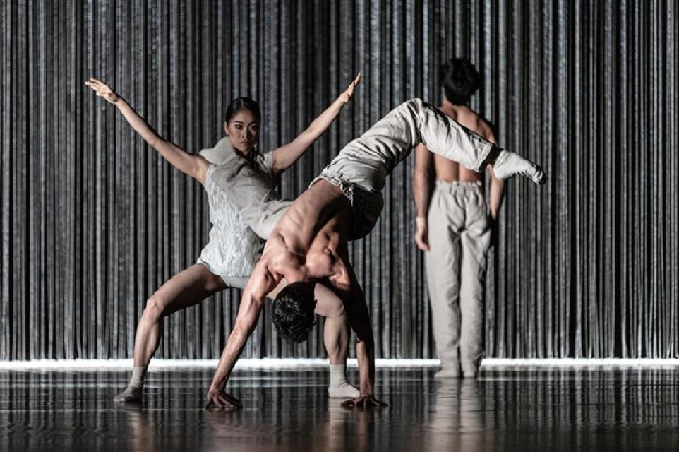 Gods and Dogs (Ayaka Fujii, Roger Cuadrado, Francesco Scarpato). Foto Pavel Hejný.