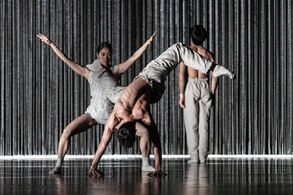 Gods and Dogs (Ayaka Fujii, Roger Cuadrado, Francesco Scarpato). Foto Pavel Hejný.