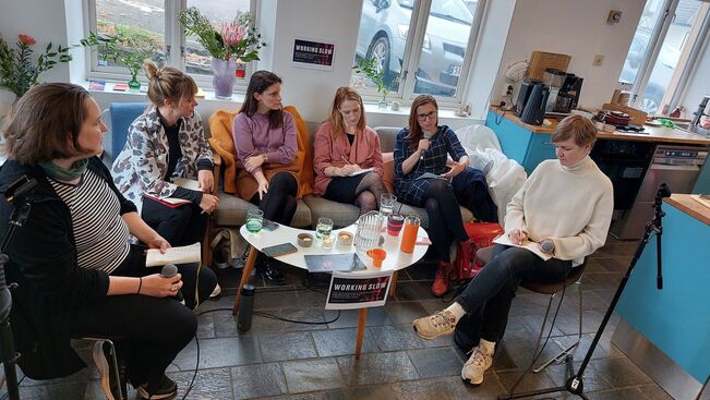 Diskuse Working slow: zleva Hild Borchgrevink, Lydia Wharf, Lena Megyeri, Lucie Hayashi, Petra Dotlačilová, Anette Therese Pettersen. Foto: Daniela Machová.