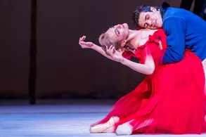 Marguerite and Armand (Zenaida Yanowsky a Roberto Bolle). Foto: Tristram Kenton