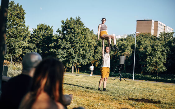 Úhledně zabalené do dvou žlutých batohů. Minimalistický Wander zaujme dramaturgií, ale i filozofií touringu 