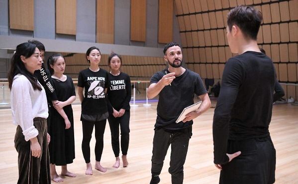 
Jiří Bartovanec tvoří pro Jinanské národní divadlo v Číně.