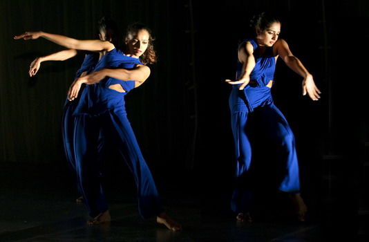 Festival 4+4 dny v pohybu oslaví plnoletost s indickým současným tancem a řadou českých premiér