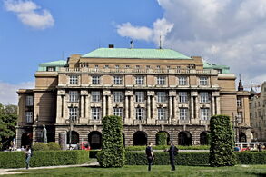 Budova Filosofické fakulty Univerzity Karlovy v Praze, Palachovo náměstí. Zdroj Wikimedia Commons.