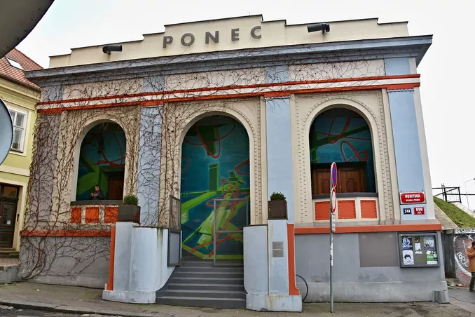 Divadlo PONEC. Zdroj Wikimedia Commons.