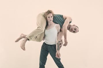 Akrobatický duet Knot oceněný na festivalu Fringe v Edinburghu bude uveden dvakrát na Jatkách78