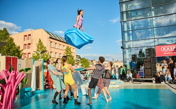 Festival Cirk-UFF se letos programově rozmáchl. Stříkal potem, voněl benzínem a vábil i na erotizující show
