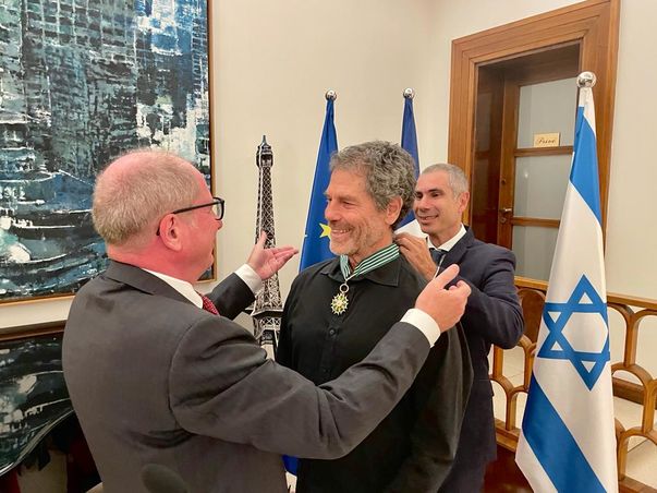 Ohad Naharin oceněn nejvyšším francouzským řádem Commandeur des Arts et des Lettres. Zdroj: Twitter francouzské ambasády v Izraeli.