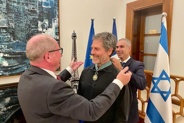 Ohad Naharin oceněn nejvyšším francouzským řádem Commandeur des Arts et des Lettres. Zdroj: Twitter francouzské ambasády v Izraeli.