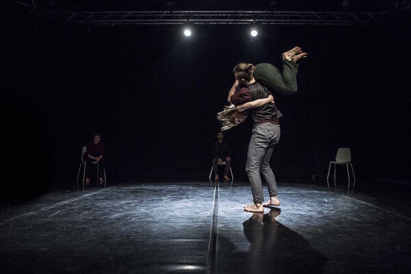 Beneath a Falling Sky: Živelný tanec v osnovách finského minimalismu