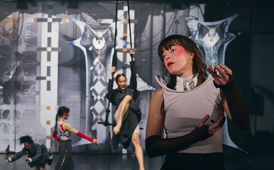 Patos, skličující drama a tíhu doby nerozehráli ani silní performeři. Trapéza zůstala viset při zemi 