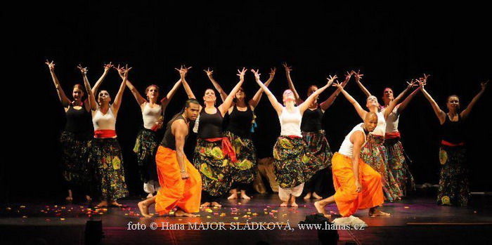 Výpravný divadelní projekt Šivovo kolo života v Divadle ABC láká na současné i tradiční tance z Indie