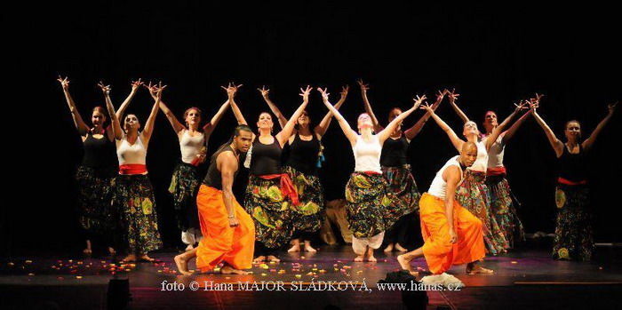 Výpravný divadelní projekt Šivovo kolo života v Divadle ABC láká na současné i tradiční tance z Indie