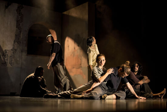 Your Ghosts, My Shadows. Lenka Vagnerová and Company. Foto: Vojta Brtnický.