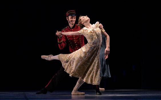 Liliom zůstává romantickým sentimentálním melodramatem. Navzdory výkladům a režii baletního mága Johna Neumeiera