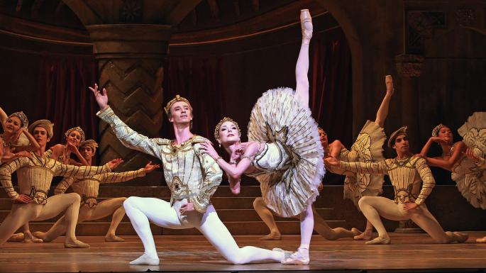 Raymonda - Act III (Vadim Muntagirov a Sarah Lamb). Foto: Tristram Kenton.