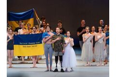 Olexandr Budko a United Ukrainian Ballet. Foto: Souheil Michael Khoury.