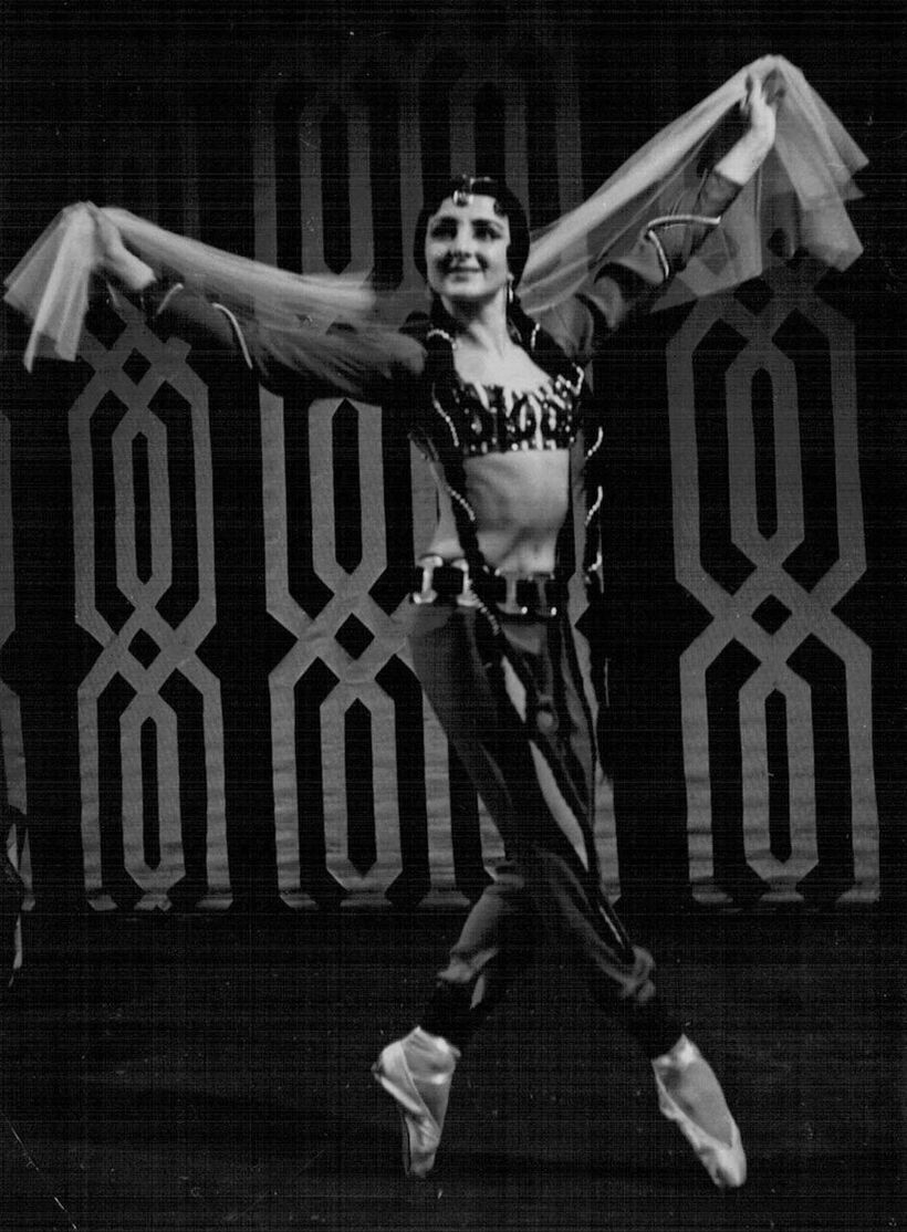 J. Jarošová jako Šeherezáda v titulní roli stejnojmenného baletu, choreografie a režie Josef Judl, rok 1950.