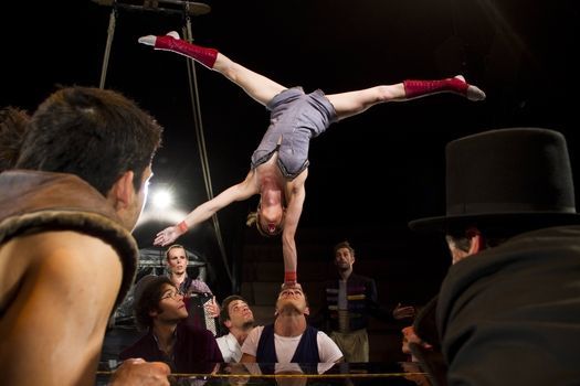 Na LeDní Letné vystoupí francouzský akrobatický soubor Akoreacro