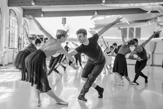 Zkouška baletu Leonce &amp; Lena (Anna Novotná, Federico Ievoli a sbor). Foto: Serghei Gherciu.