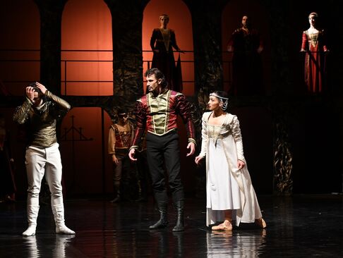 Romeo a Julie (Fernando Velasco, Robert Skujenieks, Frederika Kavčáková). Foto: Petr Berounský.