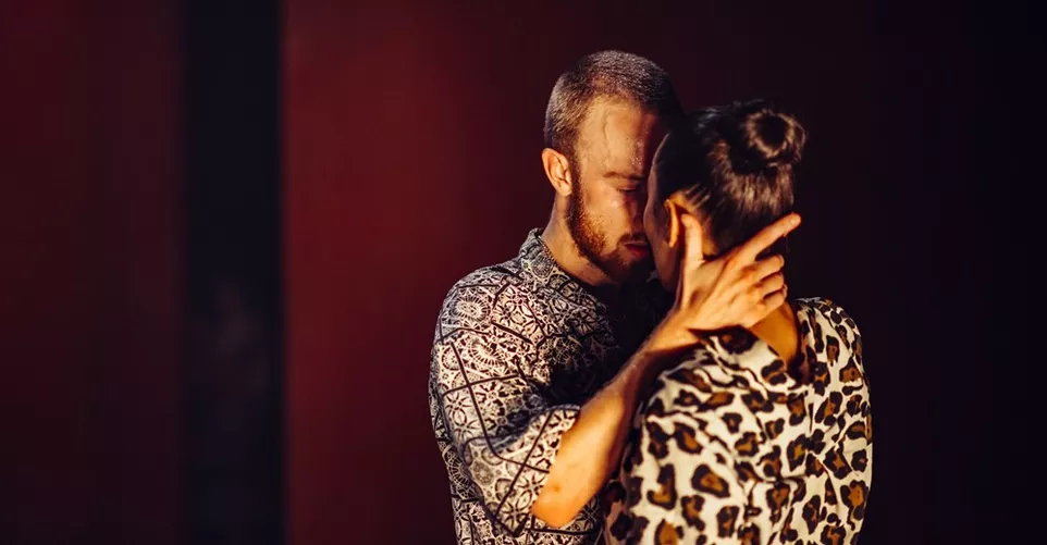 Hofesh Shechter v nové premiéře NDT Shadow’s Whispers 