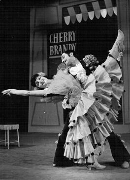 J. Jarošová a Eduard Gabaj v choreografii Vůl na střeše, choreografie Hana Machová, rok 1967.