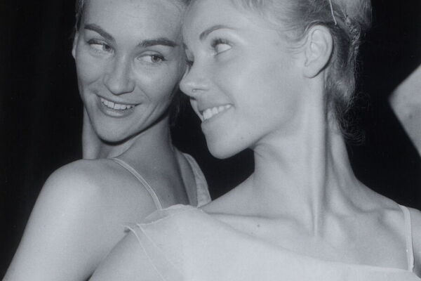 Claude Bessy (vlevo) a Mireille Nègre (vpravo) v baletu Reflet na scéně Opéra-Comique v Paříži, 1963. Zdroj: Roger Pic, Wikimedia Commons.