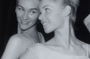 Claude Bessy (vlevo) a Mireille Nègre (vpravo) v baletu Reflet na scéně Opéra-Comique v Paříži, 1963. Zdroj: Roger Pic, Wikimedia Commons.