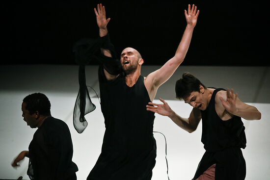 Judson Church is Ringing in Harlem (Trajal Harrell, Thibault Lac, Ondřej Vidlář). Foto: Kiki Papadopoulou.