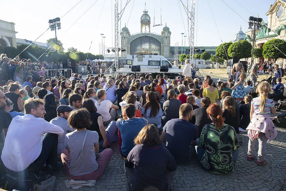 Světelné loutky, akrobacie, stand-up i performance chystaná pro EXPO. Festival pouličního divadla Za dveřmi oživí metropoli