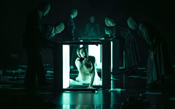 Kafka jako zranitelný introvert v Baletu ND Brno. Choreografie tří autorů osciluje mezi biografií a metaforou 