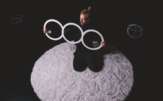 Orbiting Zero se točí v začarovaném kruhu. Nápaditým hříčkám s obručemi schází gradace 