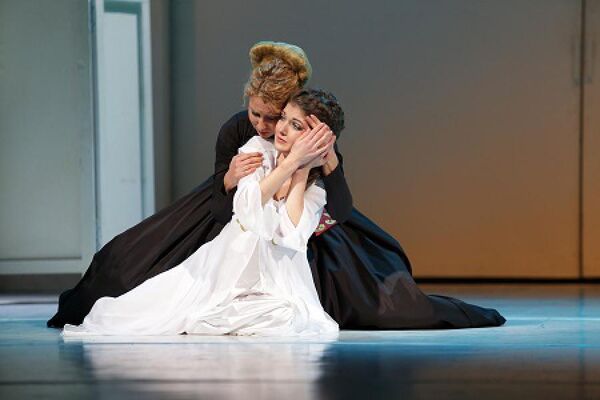 Romeo a Julie (Veronika Šlapanská, Annabel Pearce). Foto: Petr Jedinák.